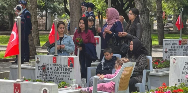Şehit Anneleri, Anneler Günü’nde Evlatlarının Kabri Başında Dua Etti