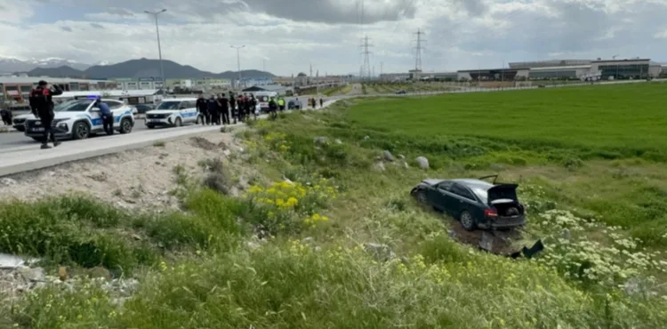 Polisten kaçan ehliyetsiz sürücü otomobiliyle şarampole yuvarlanınca yakalandı