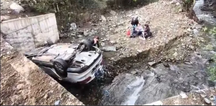 Otomobilin Köprüden Devrildiği Kazada 2 Kardeş Yaralandı