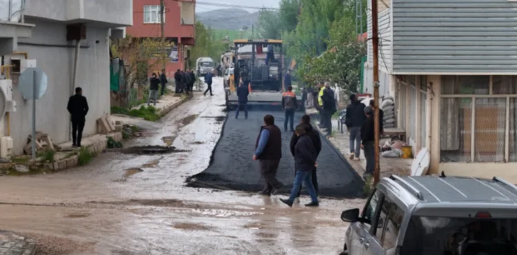BÜYÜKŞEHİR’DEN SARIZ’DAKİ 1,3 KİLOMETRELİK ANA ARTERDE YOL YAPIM VE SICAK ASFALT ÇALIŞMASI