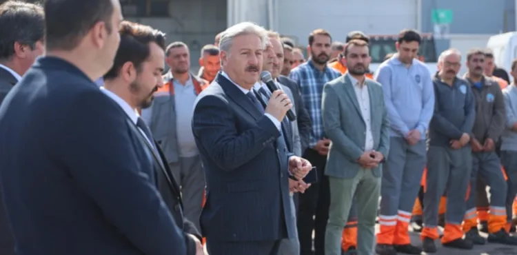 BAŞKAN PALANCIOĞLU, MESAİYE PERSONEL İLE BAYRAMLAŞARAK BAŞLADI