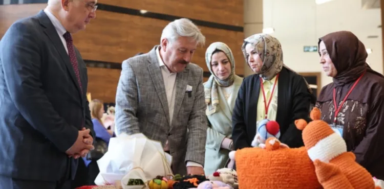 MELİKGAZİ’DE KADINLARIN BİN BİR EMEKLE YAPTIĞI EL ÜRÜNLERİ SERGİSİ GÖZ KAMAŞTIRDI
