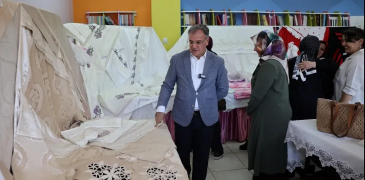 BAŞKAN ÖZDOĞAN, EL EMEĞİ GÖZ NURU ESERLERİ İNCELEDİ