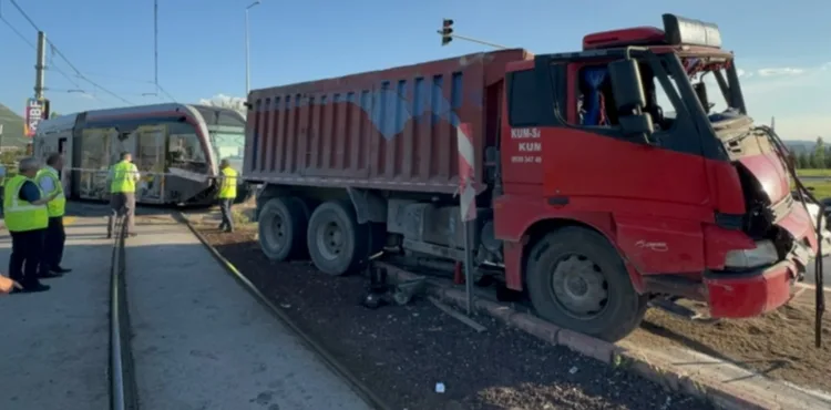 TRAMVAY İLE KAMYON ÇARPIŞTI: 5 YARALI