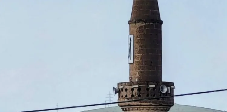 Yıldırım Düşen Cami Minaresi Zarar Gördü