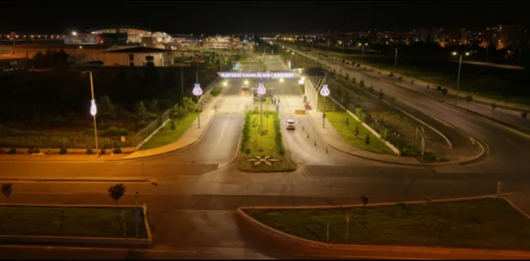 BÜYÜKŞEHİR’DEN KAYSERİ HAVALİMANI YOLUNDA AYDINLATMA SİSTEMLERİNE ESTETİK DOKUNUŞ
