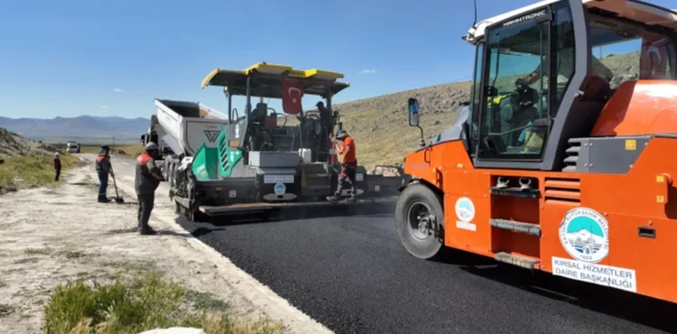 KAYSERİ BÜYÜKŞEHİR’DEN İNCESU KIRSALINA 17,5 MİLYON TL’LİK SICAK ASFALT YATIRIMI