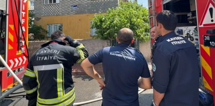 Kayseri’de 2 katlı binada yangın