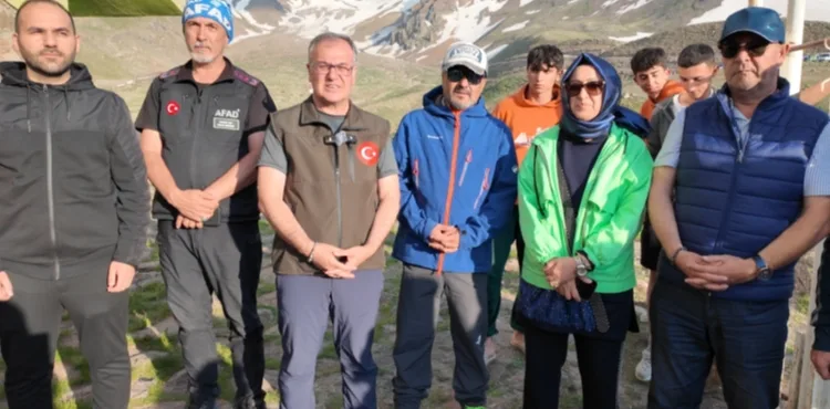 BAŞKAN ÖZDOĞAN, ERCİYES’TE DAĞCILARLA ZİRVE HEYECANINI PAYLAŞTI