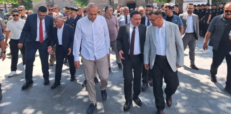 Kayseri Vakıflar Bölge Müdürlüğü, 15 Temmuz Demokrasi ve Milli Birlik Günü’nde Şehitlerimizi Dualarla ve İkramlarla Andı