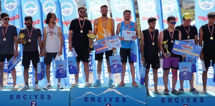 Erciyes’te 2 bin 200 metrede plaj voleybolu heyecanı