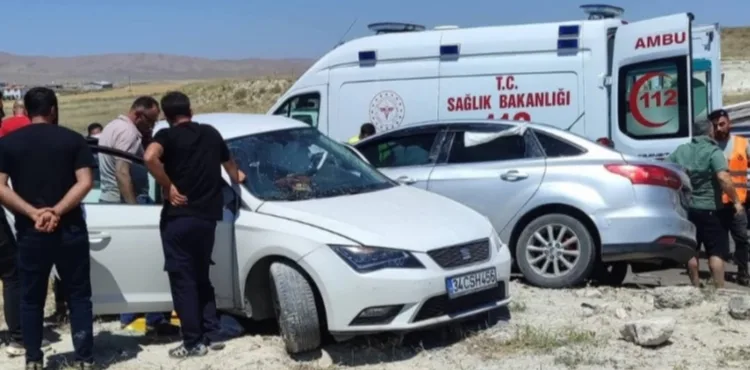 Kayseri’de iki otomobil çarpıştı: 2 ölü, 9 yaralı