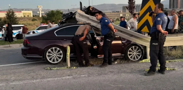 Düğün konvoyundaki otomobil bariyere çarptı: 1 ölü, 3 yaralı