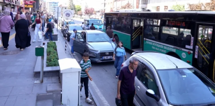 BÜYÜKŞEHİR ZABITA’DAN OTOBÜS DURAKLARINDA DENETİM: ÖNCE CAN VE TRAFİK GÜVENLİĞİ