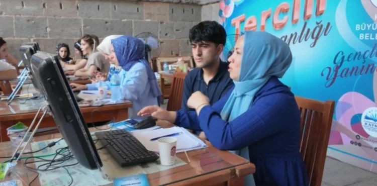 KAYSERİ BÜYÜKŞEHİR’İN ÜCRETSİZ YKS TERCİH DANIŞMANLIĞINA YOĞUN İLGİ: GENÇLERDEN TAM NOT
