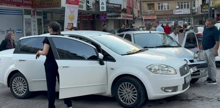 İki otomobilin çarpıştığı kaza hasara neden oldu