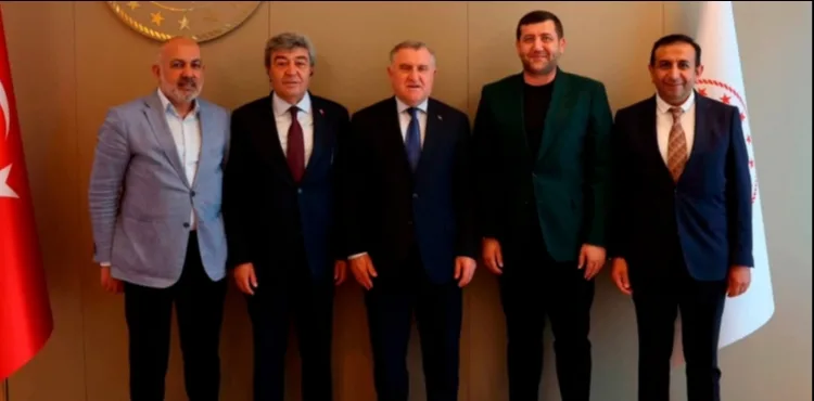 AK Parti ve MHP milletvekilleri ile Kayserispor yönetiminden Bakan Bak'a ziyaret