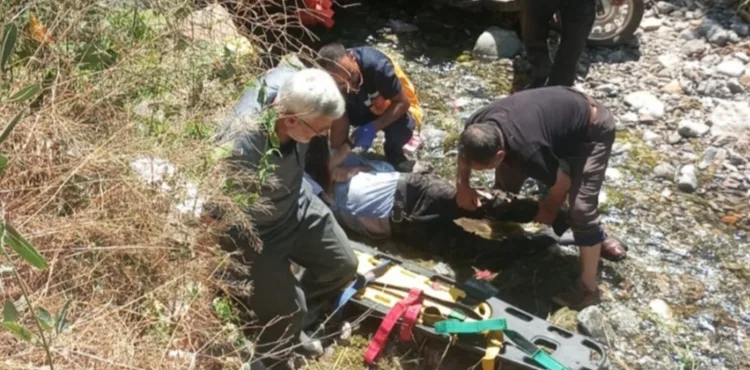 Üç tekerlekli motosiklet dere yatağına uçtu: Dede ile 2 torunu yaralandı