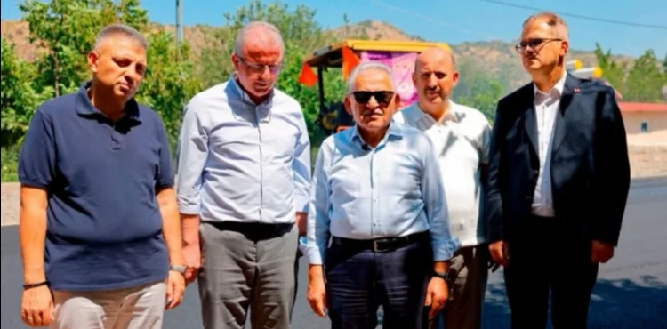 BAŞKAN BÜYÜKKILIÇ, SAZYOLU CADDESİ’NDE DEVAM EDEN SICAK ASFALT ÇALIŞMALARINI İNCELEDİ