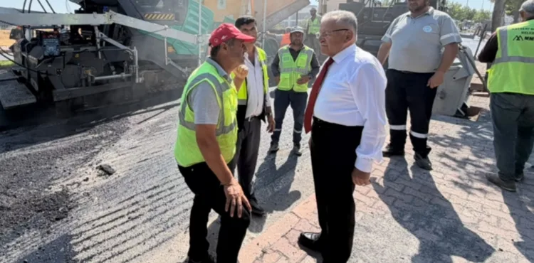 BAŞKAN BÜYÜKKILIÇ’TAN ŞEHİT KOMANDOLAR CADDESİ'NDEKİ ASFALT ÇALIŞMASINDA PAZAR MESAİSİ