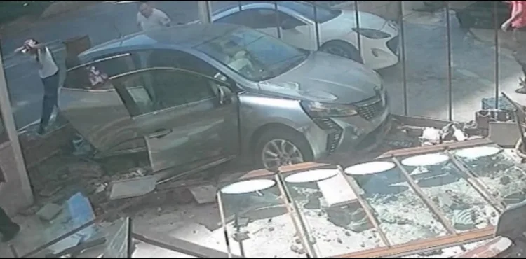 KAYSERİ’DE OTOMOBİL FIRINA GİRDİ: O ANLAR KAMERADA