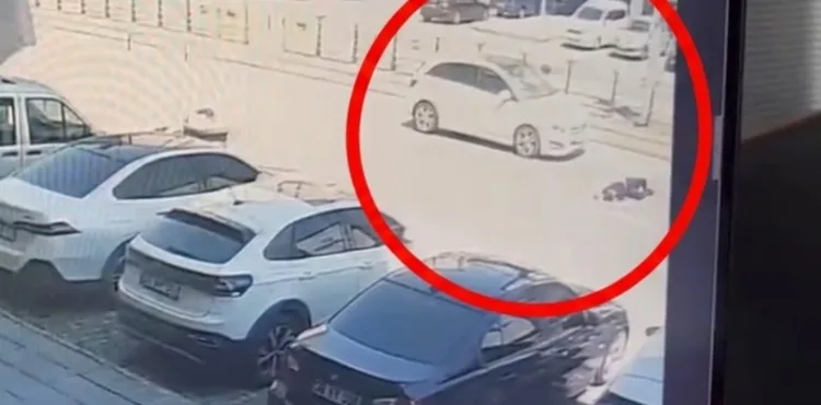 Otomobilin bisikletliye çarptığı kaza kamerada