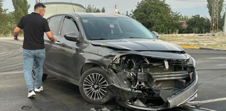 Kayseri’de iki otomobil çarpıştı: 4 yaralı