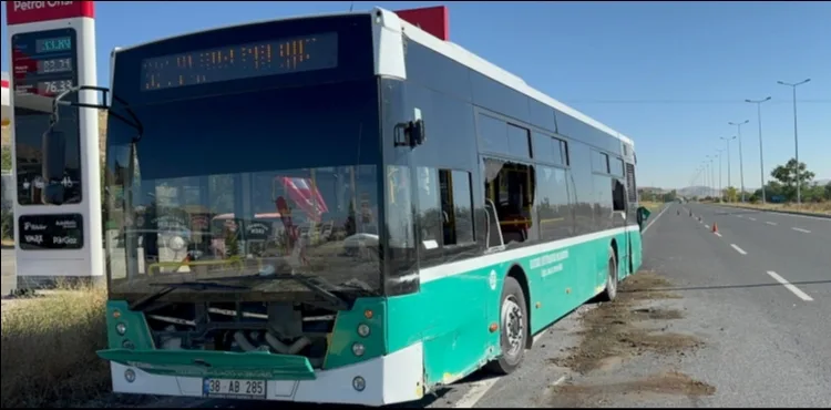 Kayseri’de minibüs özel halk otobüsüne çarptı: 3 yaralı