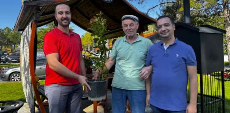 KAYSERİ BÜYÜKŞEHİR’DEN ANLAMLI SOSYAL DENEY: ÇEVREYE DUYARLI VATANDAŞLARA GÜL JESTİ