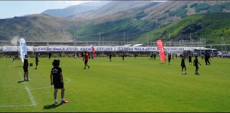 ERCİYES’TE GELECEĞİN FUTBOL YILDIZLARI SAHNE ALIYOR