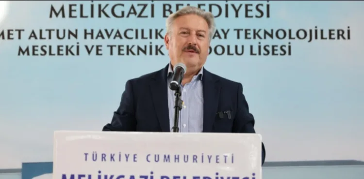 BAŞKAN PALANCIOĞLU, HAVACILIK LİSESİNİN YENİ ÖĞRENCİLERİ VE VELİLERİ İLE BİR ARAYA GELDİ