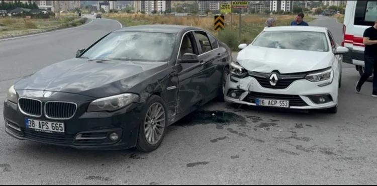 Kayseri’de iki otomobil çarpıştı: 2 yaralı