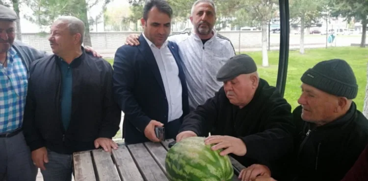 Bina yönetim sahibi, kazandığı tazminatla vatandaşlara karpuz dağıttı
