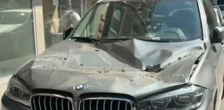 Kayseri’de binadan düşen beton parçaları lüks araca zarar verdi