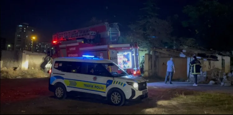 KAYSERİ’DE İKİ METRUK BİNA ATEŞE VERİLDİ