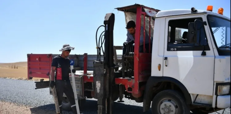 BÜYÜKŞEHİR’DEN KIRSALA GÜVENLİ ULAŞIM İÇİN KAR DİREKLERİ DİKİLİYOR