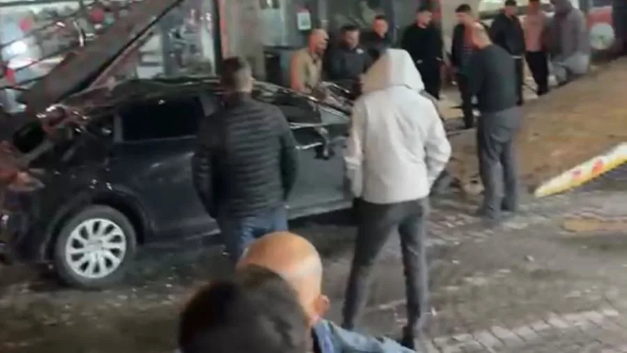 İNCESU’DA KAYALIKLARDAN İŞ YERLERİNİN ÜZERİNE DÜŞEN OTOMOBİLİN SÜRÜCÜSÜ YARALANDI