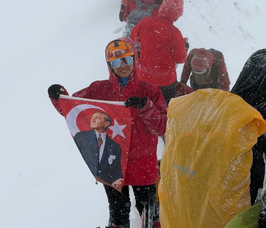 29 EKİM CUMHURİYET BAYRAMI’NDA ERCİYES’E ANLAMLI ZİRVE TIRMANIŞI