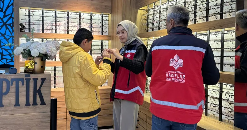 BİR ÇİFT GÖZLÜK, BİR ÖMÜR AYDINLIK: İBRAHİM AĞA’NIN HAYRI GÖNÜLLERE IŞIK OLUYOR