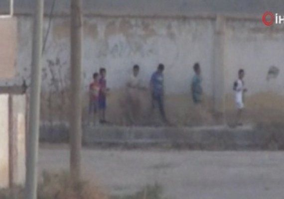 Telabyad'da terristler grnt verdirmek iin ocuklar sraya dizip yrtt