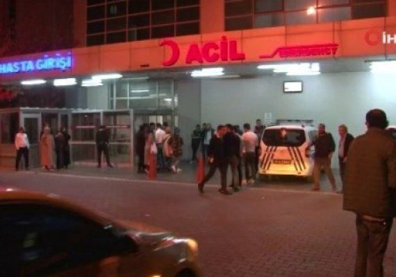 Hastanede silahlar ekildi: 3 yaral