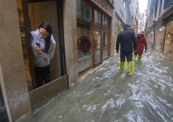 iddetli yalar Venedik'i vurdu: 2 l