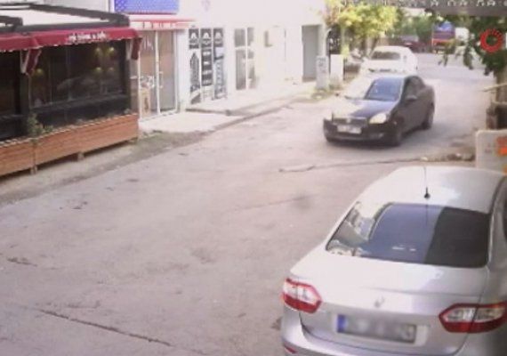 Pendik'te ayn aileden 3 kiiyi ldren zanlnn olay yerine geli an kamerada