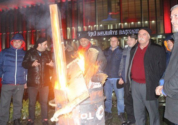 ili'de maalarn alamayan iiler alk grevine balad