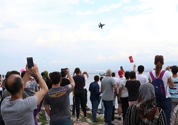 zmit semalarndaki Solo Trk gsterisi izleyenleri duygulandrd