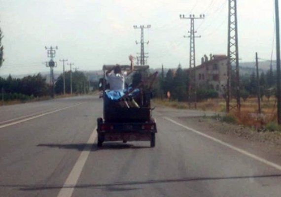  tekerlekli motosiklette oynayarak yolculuk yaptlar